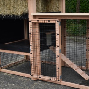 Kippenhok hooiberg Sjors is voorzien van zwart gaas