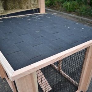 Het dak van de ren van kippenhok hooiberg Sjors is voorzien van zwarte dakshingles