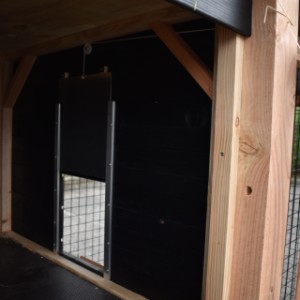 Het nachthok van kippenhok hooiberg Sjors kan vanaf buiten gesloten worden