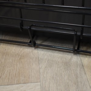 De bak van hondenbench Strong L wordt tegengehouden door een zwarte grendel