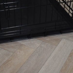 De hondenbench Strong L is voorzien van een kunststof bak