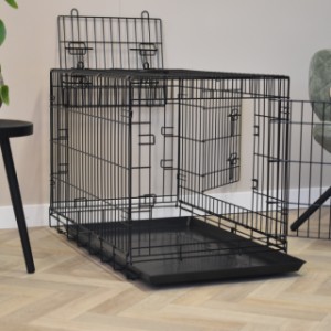 De zwarte draadkooi Strong L is voorzien van 2 deuren en 1 klapluik