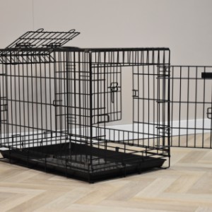 De draadkooi Strong M heeft 2 deuren en een klapluik