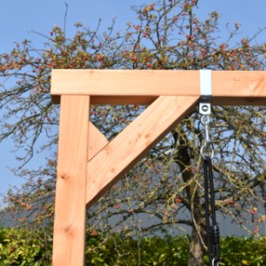 De aanbouwschommel heeft een stevige houten hoekverbinding