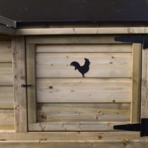 Kippenhok Eggy met legnest heeft zwarte accenten, stoere uitstraling! Een eyecatcher in je tuin.