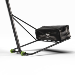 De basketpaal NovaStar staat op wieltjes, zodat deze makkelijk verplaatst kan worden