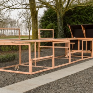 Konijnenhok Eggy - Makkelijk schoon! Het opklapbare dak zorgt voor eenvoudig onderhoud.