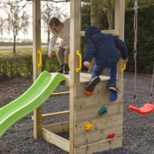 Lekker klimmen op het speeltoestel Plan 90