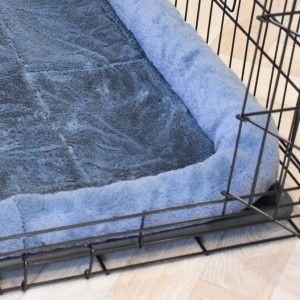 Benchkussen XL Blauw/grijs 104x66cm: heerlijk kussen voor in de hondenbench
