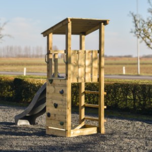 Een kijkje aan de achterkant van speeltoren Plan 120 met glijbaan