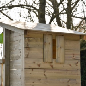 Speeltoestel Cabin 120 is voorzien van een klein raampje