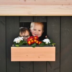 Speelhuis Dream is voorzien van een raampje met een leuke bloembak