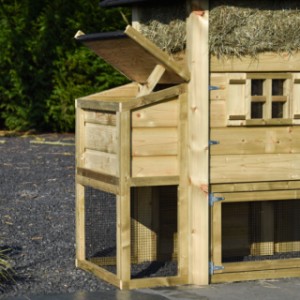 Het legnest van kippenhok hooiberg Rosa heeft een scharnierend dak zodat je ongestoord eitjes kan pakken