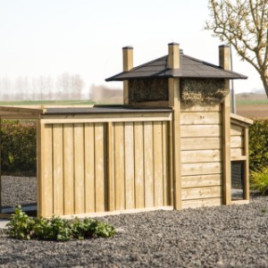 Een kijkje aan de achterkant van het kippenhok hooiberg Rosa