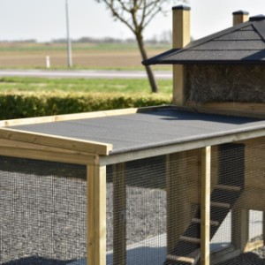 Het platte dakleer dak van de ren van kippenhok hooiberg Rosa loopt schuin af voor de afwatering