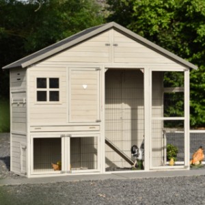 De moderne look van kippenhok Holiday Large past perfect in een eigentijdse tuin.