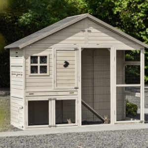 De moderne look van konijnenhok Holiday Large past perfect in een eigentijdse tuin.