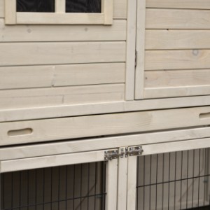 Kippenhok Holiday Large heeft een handige schuiflade, om het hok makkelijk schoon te maken