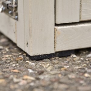 Het kippenhok Holiday Large staat op rubber voetjes