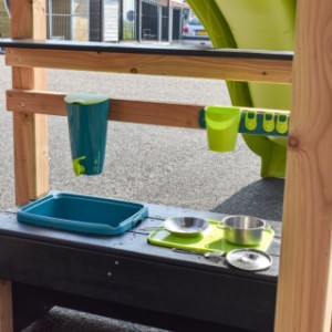 Houten speelkeuken Kukola, de perfecte toevoeging voor onder een speeltoestel – uren speelplezier gegarandeerd.