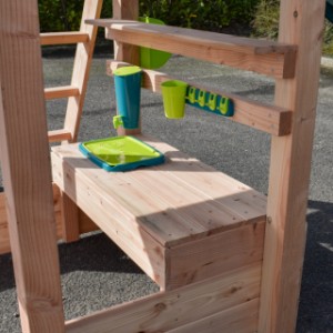 Houten speelkeuken Kukola, de perfecte toevoeging voor onder een speeltoestel – uren speelplezier gegarandeerd.