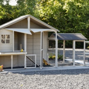 Het kippenhok Holiday Large heeft meerdere openingen