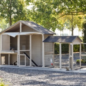 Het konijnenhok Holiday Large heeft meerdere openingen