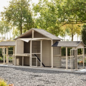 Het kippenhok Holiday Large heeft meerdere openingen