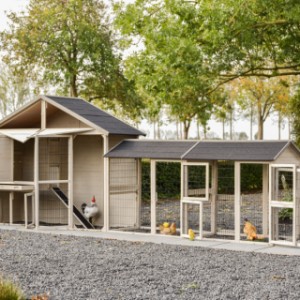 Het kippenhok Holiday Large heeft meerdere openingen