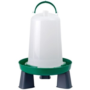 De drinksilo staat op pootjes, zodat het water minder snel vies wordt