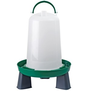 De drinksilo staat op pootjes, zodat het water minder snel vies wordt