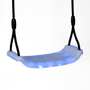Schommelzitje met verlichting en zwarte touwen