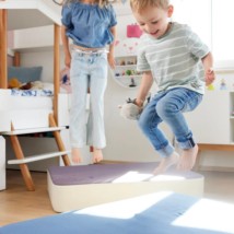 Speelkussen M blauw/crème met afgeronde hoeken - geschikt om op te springen door de vering in het kussen