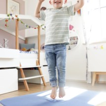 Speelkussen M lila/crème met afgeronde hoeken is gemaakt van stevig materiaal