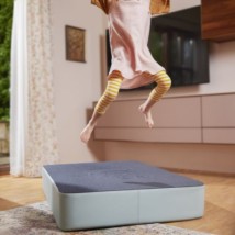 Speelkussen M donkerblauw/mint - door de vering kan je goed springen op het kussen