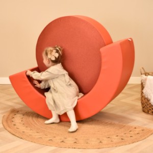 Het vrolijke rode speelkussen met eindeloos speelplezier.