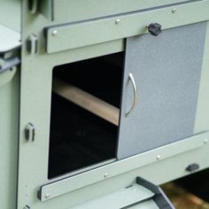 Het kippenhok heeft een schuifdeurtje om het nachthok af te sluiten