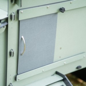 Het nachthok voor de kippen is eenvoudig af te sluiten met het deurtje