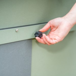 Het kippenhok heeft een schuifdeurtje om het nachthok af te sluiten