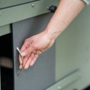 Het kippenhok heeft een schuifdeurtje om het nachthok af te sluiten