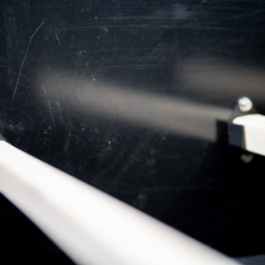 De houten zitstokken zijn zitten in kunststof houders