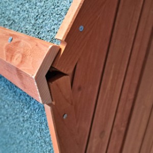 De noklat is afgezaagd aan de achterzijde