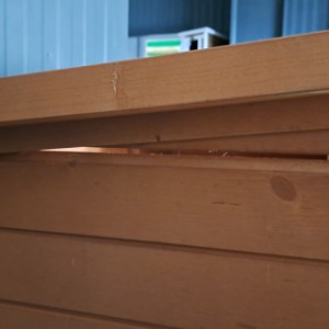 Aan de linkerzijkant zit een kleine kier, de planken kunnen echter niet verschoven worden