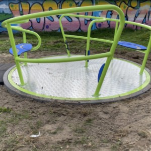 De draaimolen heeft een gelvaniseerd en gepoedercoat frame