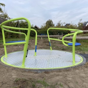 De draaimolen wordt op grondlevel gemonteerd