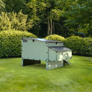 De achterkant van het kunststof kippenhok Nestera Aspen