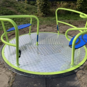 De draaimolen Helica is geschikt voor 2 rolstoelen