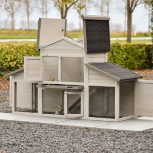 Het konijnenhok Annemieke heeft ruime deuren