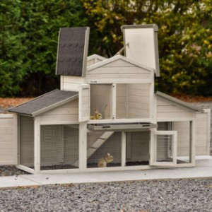 Het konijnenhok Annemieke heeft ruime deuren