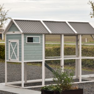 Neem een  kijkje aan de achterkant van konijnenhok Alexia